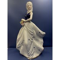 Статуэтка Люция с цветами фарфор