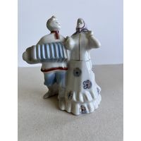 СТАТУЭТКА ФАРФОРОВАЯ "ЧАСТУШКИ".  12*10*6 СМ. СЫСЕРТЬ. СМ.ФОТО И ОПИСАНИЕ.