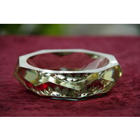 Ваза - вазочка , стекло ( диаметр 8,,5 см , высота 2,5 см )    целая