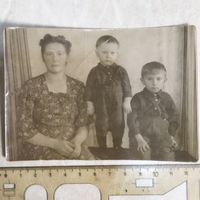 Фотография. Мама с пацанами. 1950 год. г. Кизел.
