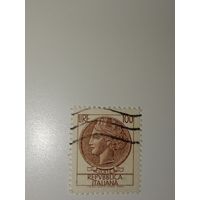 Италия 1955 Марка изображает профиль Аретузы, отсылка к древним сиракузским монетам.