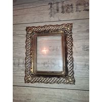 Металлическая рамка для фотографий с двойным, ажурным краем.