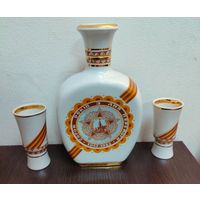 Винтажный сувенирный фарфоровый штоф ( графин )с двумя рюмками выпущенный в СССР