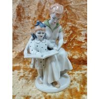 Статуэтка фарфоровая Первая буква (мама с дочкой), Полонное. СССР