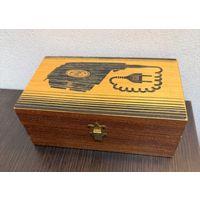 Винтажная деревянная шкатулка в ретро-стиле .