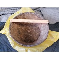 Старая плетёная емкость