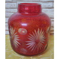 Ваза из красного рубинового стекла, вероятно, произведенную в СССР или Чехословакии. 1960-1970 гг