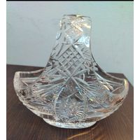 Хрустальная ваза корзинка размеры высота без ручки 7см с ручко 16см ширина 17 см. без сколов и трещин .