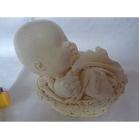 Малыш в корзинке. Гипс? Европа. Старт с 10 руб.