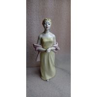 РЕДКАЯ КОЛЛЕКЦИОННАЯ ФАРФОРОВАЯ СТАТУЭТКА ПЕВИЦА КЛАВДИЯ ШУЛЬЖЕНКО ГОРОДНИЦА СССР РАННЯЯ  ОРИГИНАЛ  .  Распродажа Коллекции !!! . Экспресс  Аукцион с рубля без МПЦ   .Много лотов в продаже .