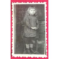 Фото девочки на стуле. 1930-е. 5х8 см