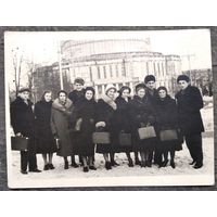 Фотогруппы молодежи на фоне Оперного театра. Минск. 1950-е. 9х12 см.