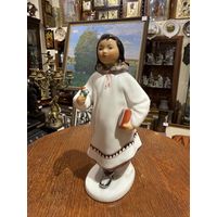 "Девочка-якутка с цветком", ЛФЗ, фарфор. 1970-1986 г.г. Автор С. Велихова. Высота 20 см.