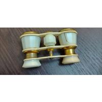 Винтажный театральный бинокль времен СССР в рабочем состоянии маленькая трещинка на пластике на корпусе не на что не влияет отдаляет и приближает линзы все в порядке .