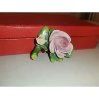 Фарфоровая фигурка "Роза", размер 6*4.5 см., Rudolf Kammer, есть мелкий скольчик по краю лепестка.