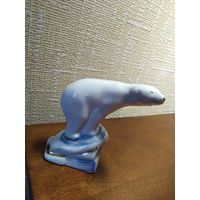 Белый медведь на льдине