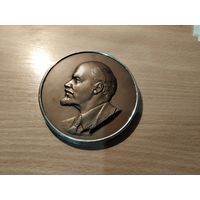 Барельеф В.И.ЛЕНИН