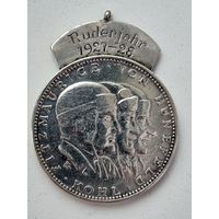 Первому успешному беспосадочному перелету через Атлантику с востока на запад.