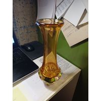Продам шикарную винтажную вазу для цветов из тяжелого цветного стекла (1970-е годы).