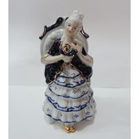 Статуэтка фарфоровая "Барышня на кресле с цветком" 70 -е годы Европа. Высота 12.5 см.