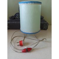 Лампа настольная, СССР, 60-е годы. Общая высота 28,5 см, плафон 21,5 см, диаметр основания плафона 19 см, диаметр верха 16 см.