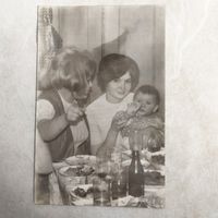 Фотография. Молодая мама. День рождения. Праздник. Ретро СССР.