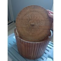 Старинная деревянная хлебница, ёмкость для хранения.