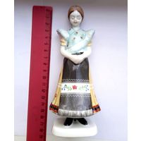 Фарфоровая статуэтка Девушка. Hollohaza Холлохаза, Венгрия