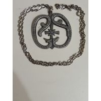 Кулон, стилизованный под шведский рунический камень U 164, известный как Мост Ярлабанке  (Jarlabankes bro),  , из белого металла .