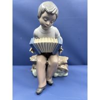 Фарфоровая Статуэтка  баянист Lladro подглазурная роспись