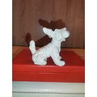 Фарфоровая статуэтка "Шотландский терьер", высота 8 см., клеймо, без сколов и трещин.
