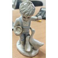 Фарфоровая статуэтка  - мальчик кормит гусей. 14 см