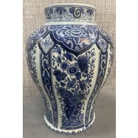 Фарфоровая ваза Delft Blue, произведенная Royal Boch для Royal Sphinx в Голландии. Высота 24 см.