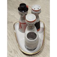 Редкий набор для специй,Латыши,Рига,на подставочке есть скол,сами солонки целые,с рубля