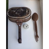 Крышка немецкого котелка подписная с повреждением и другое. Смотрите внимательно фото.