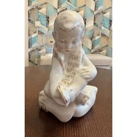 Статуэтка Мальчик одевает сандали . Песочное