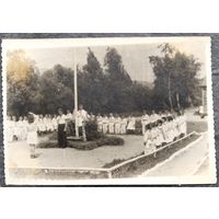 Фото из СССР. Рапорт на пионерской линейке. 9х13 см.