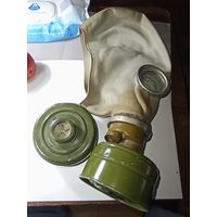 Противогаз и 2 фильтра .