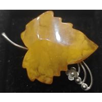 Брошь крупная. Пейзажный янтарь. СССР. Мельхиор или серебро. (клеймо нечитаемо)