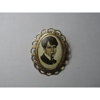 Брошь с портретом русского поэта Сергея Есенина.