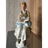 Фарфоровая статуэтка девушка с нотами.