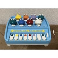 Музыкальная игрушка Веселые лягушата. Рабочая или нет не знаю.Клавиши нажимаются, рты у лягушек открываются.