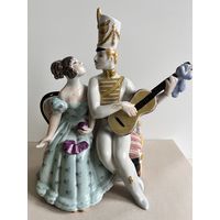 СТАТУЭТКА ФАРФОРОВАЯ  "ГУСАРСКАЯ БАЛЛАДА. СТАРИННЫЙ РОМАНС". БОЛЬШОЙ РАЗМЕР - 25*24*13 СМ. 1976-1991 ГОДА. КИЕВ. КЭКХЗ. УКРАИНА. СМ.ФОТО И ОПИСАНИЕ.