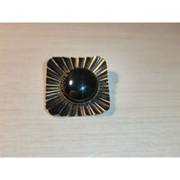 Металлическая брошь с вставкой, размер 3.5*3.5 см.