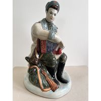 СТАТУЭТКА ФАРФОРОВАЯ " ВАСИЛИЙ ТЕРКИН ". 23*15*12 СМ. КИРОВСКИЙ ЗАВОД. СМ.ФОТО, КЛЕЙМО И ОПИСАНИЕ.