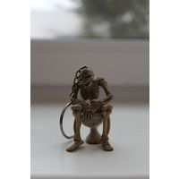 Редкий прикольный брелок из 90-х "Скелет с сигаретой в раздумьях о бытье"