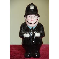 Статуэтка фарфоровая  . Копилка   18 см