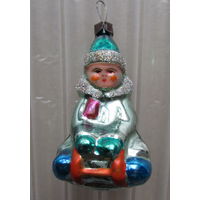 Редкая елочная игрушка "Мальчик на санках". Стекло, СССР