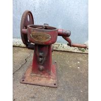 Старинный до 1939 шведский молочный сепаратор в реставрацию