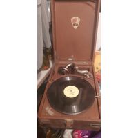 Рабочий граммофон старинный, плюс 6 пластинок.